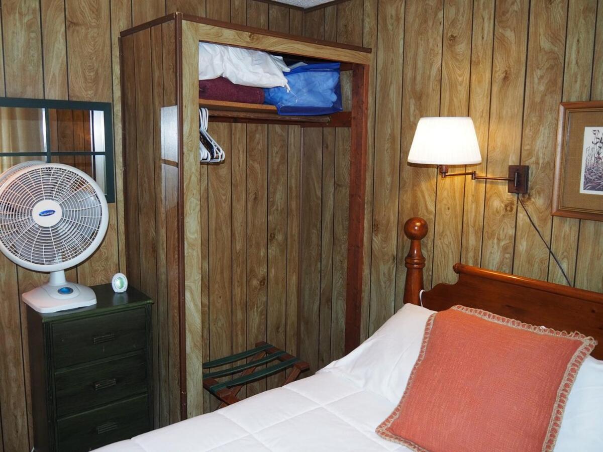 Sleeping Bear Riverside Cabins - Cabin #3 Honor Exterior photo